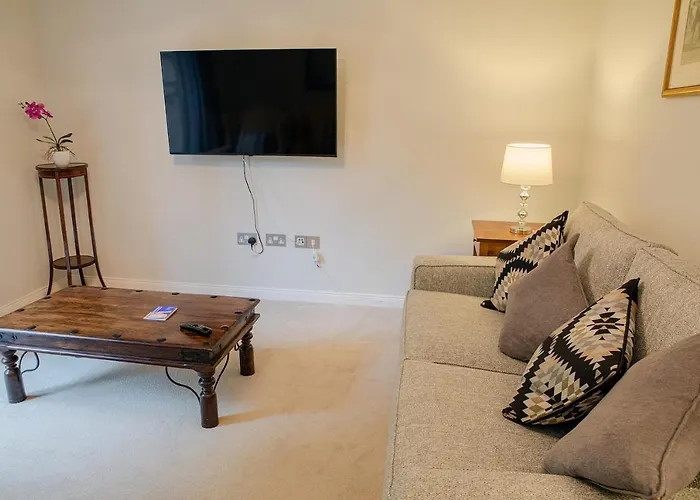 Hedgefield House - Serene Top Floor Flat