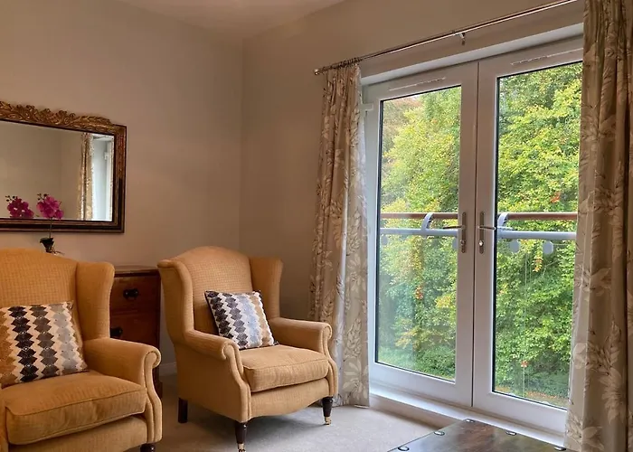 Hedgefield House - Serene Top Floor Flat