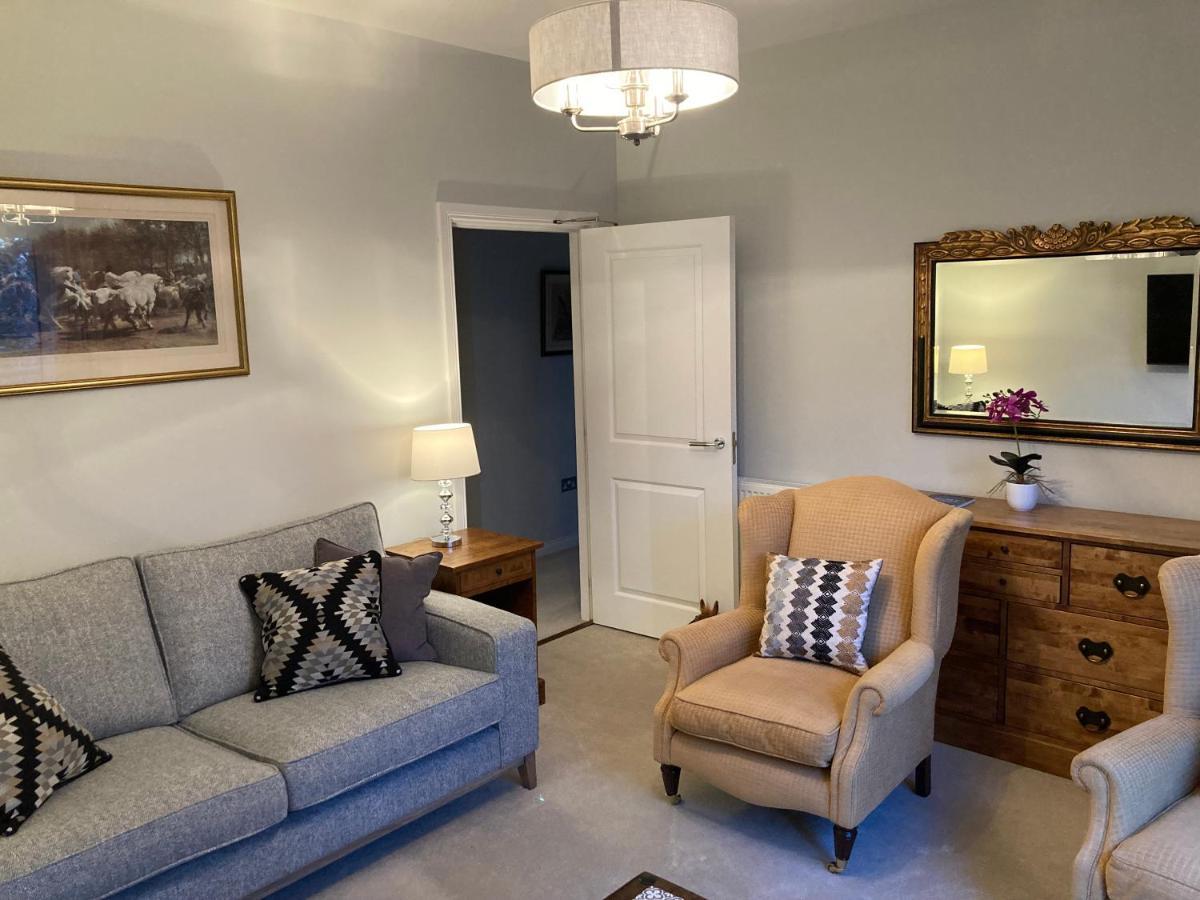 Hedgefield House - Serene Floor Flat *